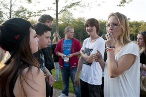 Kinderen, pubers roken op het schoolplein
