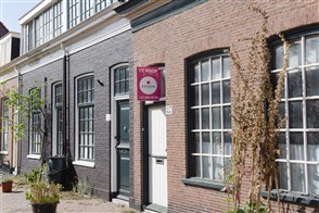  De Heerlense vestiging van CBS, met op de voorgrond een bord met het CBS-logo en de tekst "Centraal Bureau voor de Statistiek".