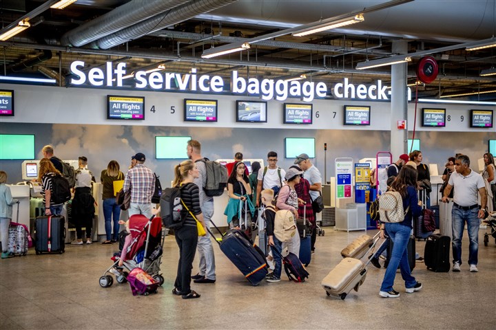 Passagiers op de luchthaven bij de check-in
