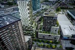  De Heerlense vestiging van CBS, met op de voorgrond een bord met het CBS-logo en de tekst "Centraal Bureau voor de Statistiek".