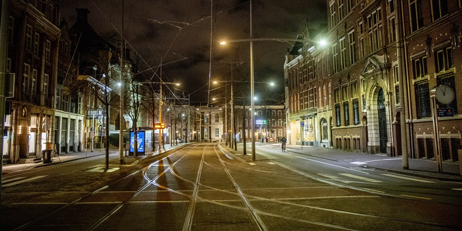 Een leeg en rustig Den Haag tijdens de avondklok die om 22 uur in gaat.
