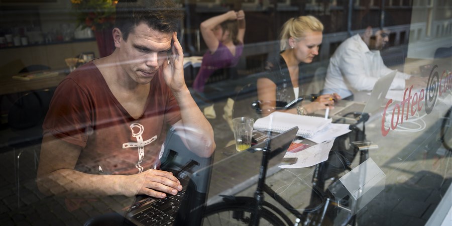 Mensen werken met laptop in café