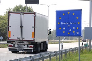 foto van een vrachtwagen die goederen importeert naar nederland