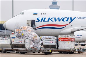 Vrachtvliegtuigen op luchthaven Schiphol. Vracht voor import en export via Schiphol staat klaar om geladen te worden in vliegtuigen.