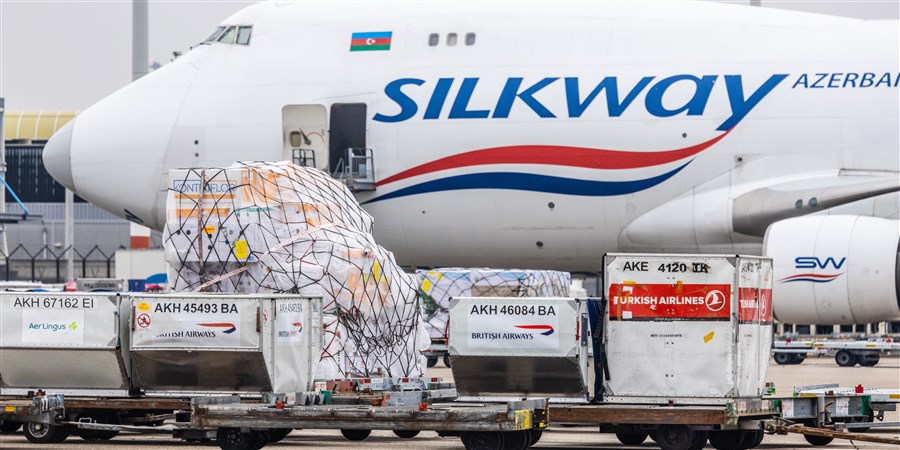 Vrachtvliegtuigen op luchthaven Schiphol. Vracht voor import en export via Schiphol staat klaar om geladen te worden in vliegtuigen.