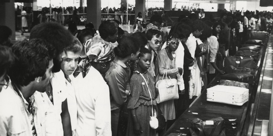 Een aantal Surinamers bij aankomst op Schiphol. 27 augustus 1980. | Nationaal Archief
