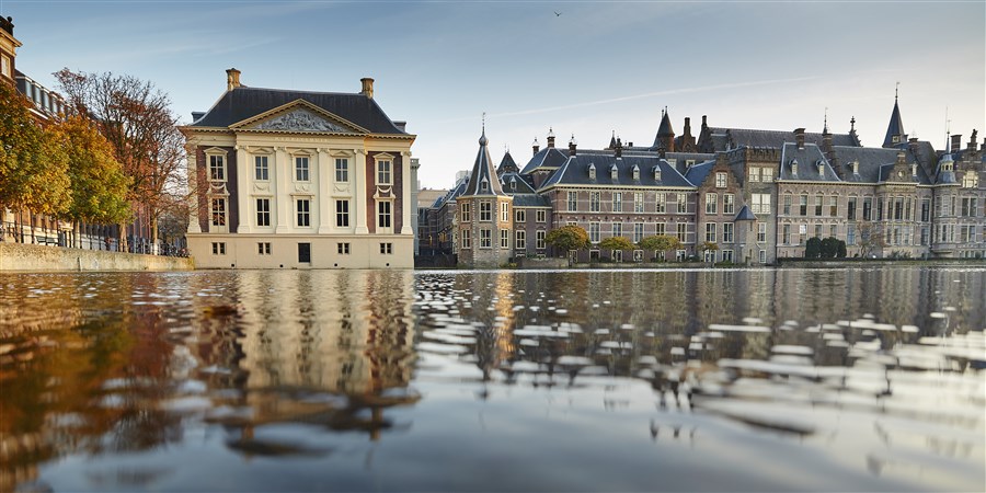 Mauritshuis en Binnenhof gezien vanaf de overkant van de Hofvijver in Den Haag