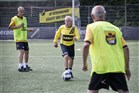 Senioren spelen een potje voetbal