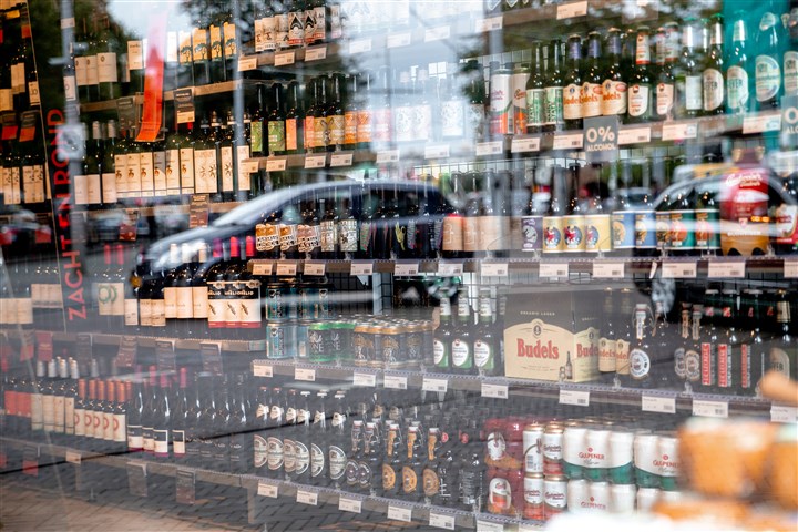 een schap vol speciaal bier vanuit buiten gefotografeerd.