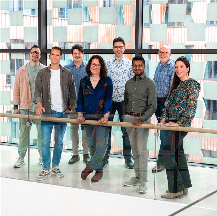Het CBS recruitmentteam staat in de vestiging Den Haag met van links naar rechts Jeroen Rutten, Pim van Lier, Niels Franzen, Hilda Folkerts, Peter Berrevoets, Remy Jaggan, Peter Wijnands en Stephanie van Est