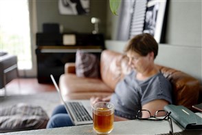 Thuiswerkende vrouw achter haar laptop