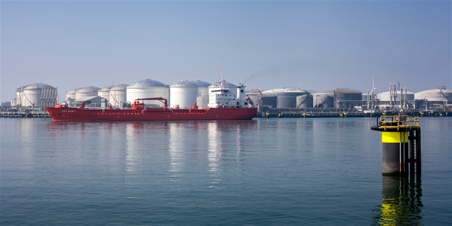 Een chemicaliën tanker vaart door de Calandkanaal in Europoort.