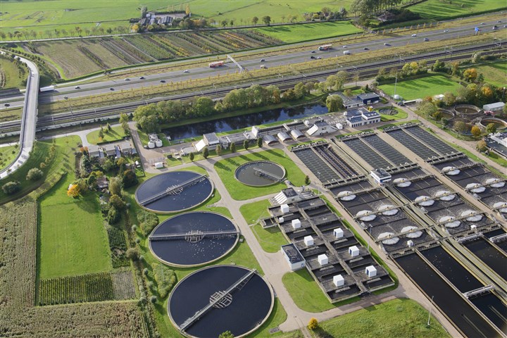 luchtfoto van een rioolwaterzuiveringsinstallatie