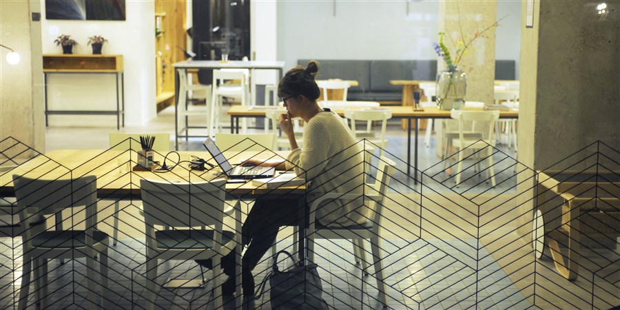 Vrouw aan het werk achter haar laptop