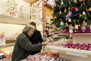  De Heerlense vestiging van CBS, met op de voorgrond een bord met het CBS-logo en de tekst "Centraal Bureau voor de Statistiek".