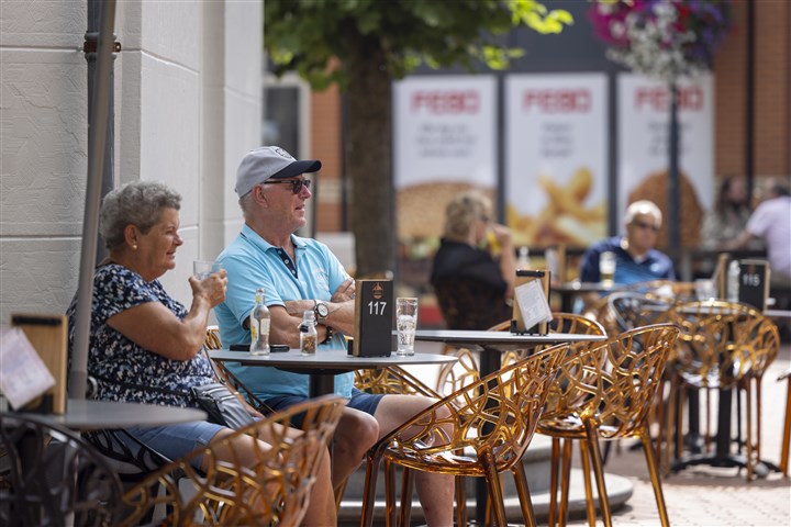 Mensen op terras in Brabant