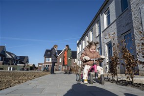  De Heerlense vestiging van CBS, met op de voorgrond een bord met het CBS-logo en de tekst "Centraal Bureau voor de Statistiek".