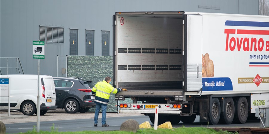 Lossen van goederen door vrachtauto