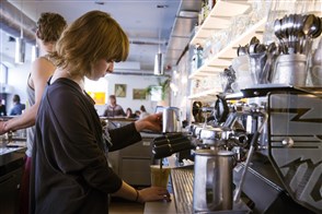 Studente maakt koffie in cafe
