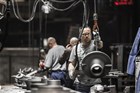 Arbeiders in Heerlense ijzergieterij gieten metalen onderdelen voor vrachtwagens etc