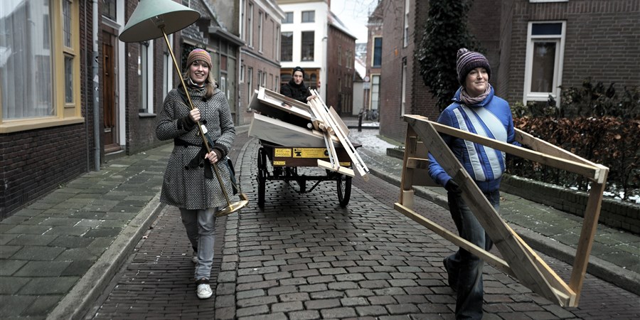 Jongeren verhuizen hun huisraad met een bakfiets in Groningen