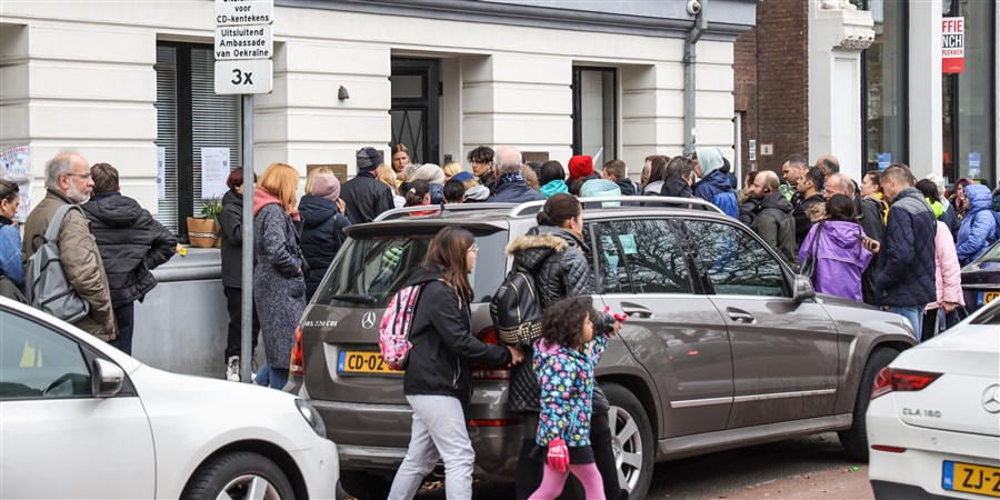 Het is druk bij de Oekraiense ambassade aan de Zeestraat. Vluchtelingen komen hier terecht om hun papierwerk te regelen.