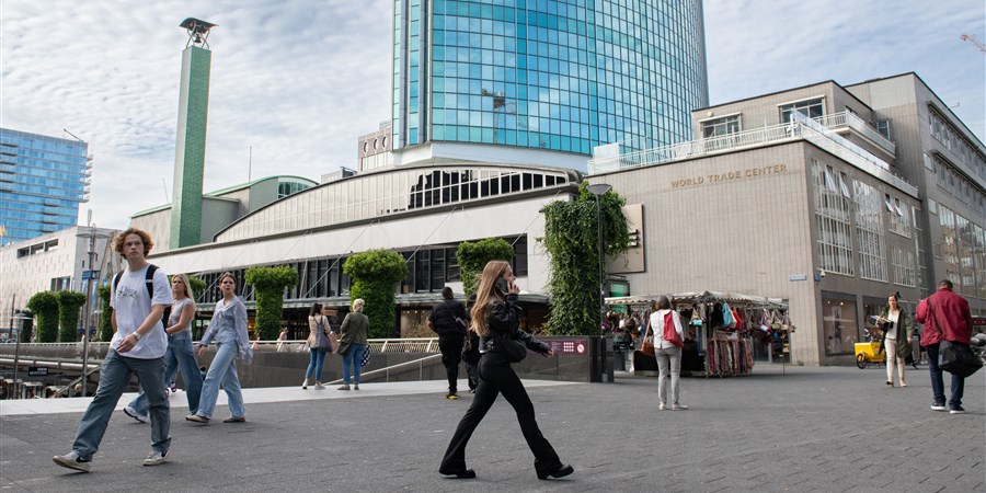 Mensen winkelen in Rotterdam centrum