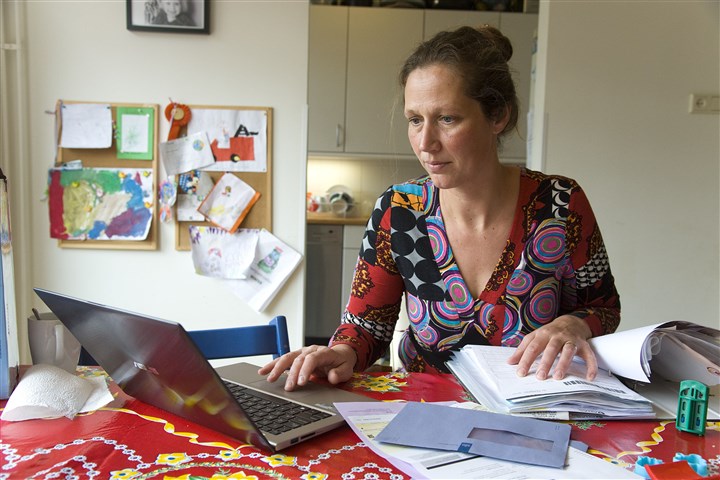 vrouw bezig haar aangifte belastingen te doen op laptop