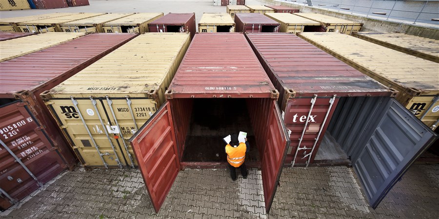 Inspectie van lege containers of deze weer geschikt zijn voor gebruik.