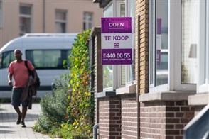  De Heerlense vestiging van CBS, met op de voorgrond een bord met het CBS-logo en de tekst "Centraal Bureau voor de Statistiek".