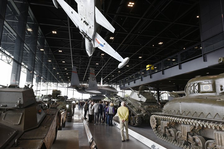 Bezoekers bekijken tanks in militair museum en Soesterberg