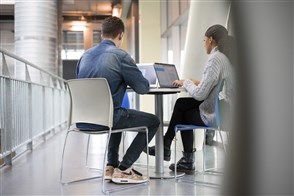  De Heerlense vestiging van CBS, met op de voorgrond een bord met het CBS-logo en de tekst "Centraal Bureau voor de Statistiek".