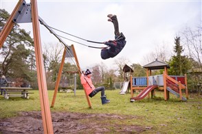 Kinderen aan het schommelen in een speeltuin