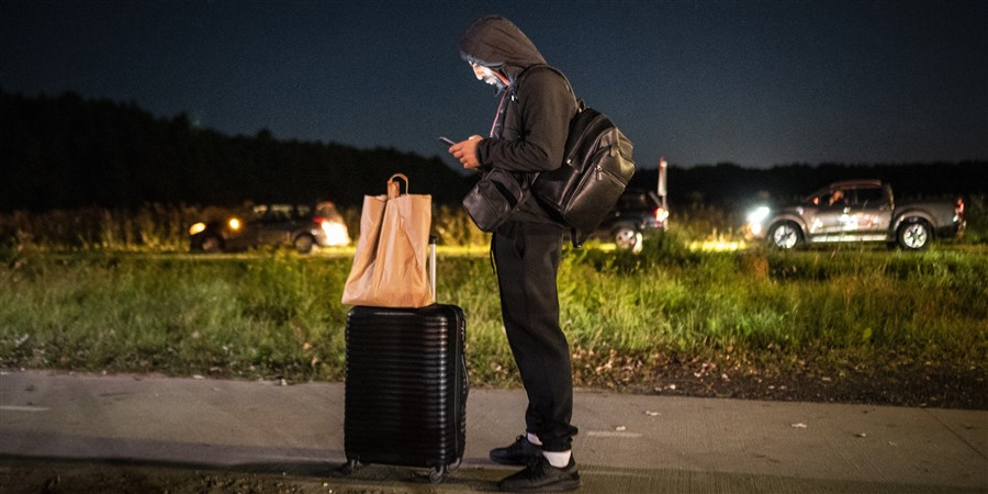 Asielzoekers vluchtelingen bij het aanmeldcentrum in Ter Apel asielzoekerscentrum