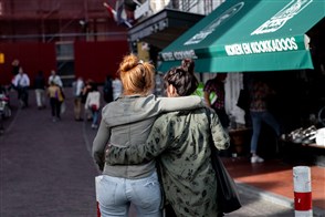 twee vrouwen (lesbisch) die arm om arm met elkaar lopen