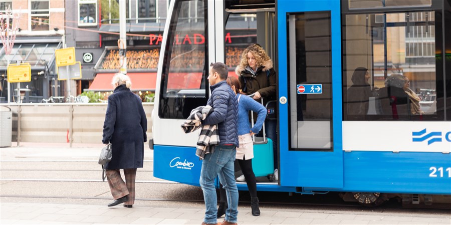 mensen die uit een tram stappen in Amsterdam