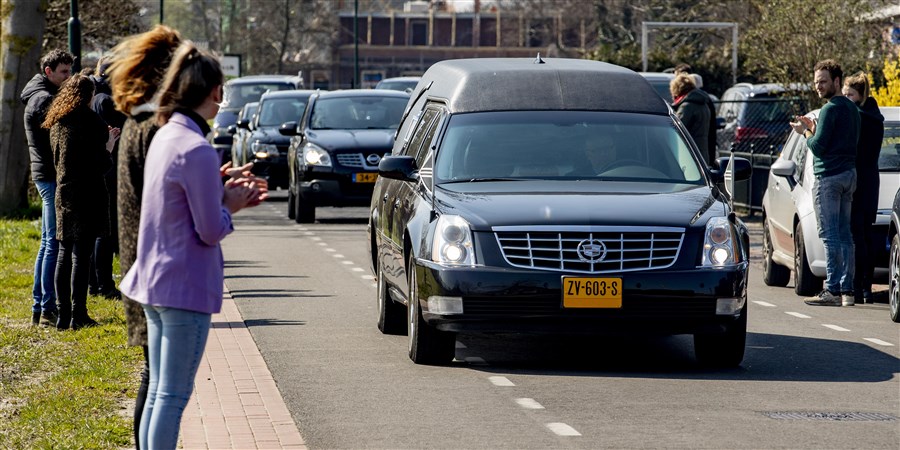 Mensen staan langs de weg in Uden, om afscheid te nemen van hun geliefde.