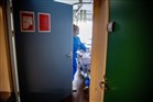 Verpleegkundige die aan het werk is in een kamer vanuit smalle deuropening gezien
