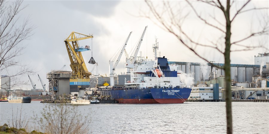 foto schepen worden in de haven gelost en of geladen