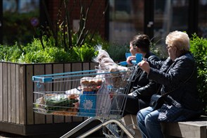 Dames rusten even uit na boodschappen doen