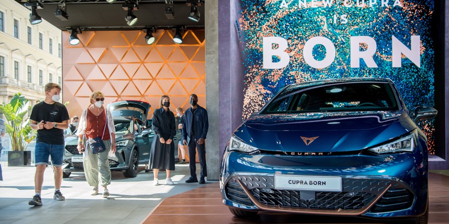Een Cupra Born auto wordt tentoongesteld op een internationale autotentoonstelling in Duitsland met focus op elektrisch  rijden.r