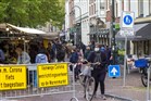 Winkelende mensen in het centrum van Delft. Veel mensen dragen mondkapjes.