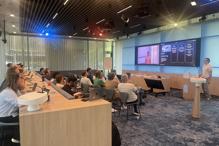 AI-Hackathon sessie in de CBS-zaal in Heerlen