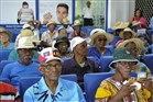 Oudere inwoners van Caribisch Nederland bijeen in een zaal