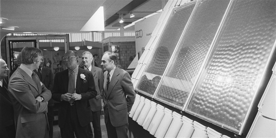 ZKH Prins Bernhard bekijkt een zonnepaneel op de Bouwbeurs 1977 in de Jaarbeurs te Utrecht.