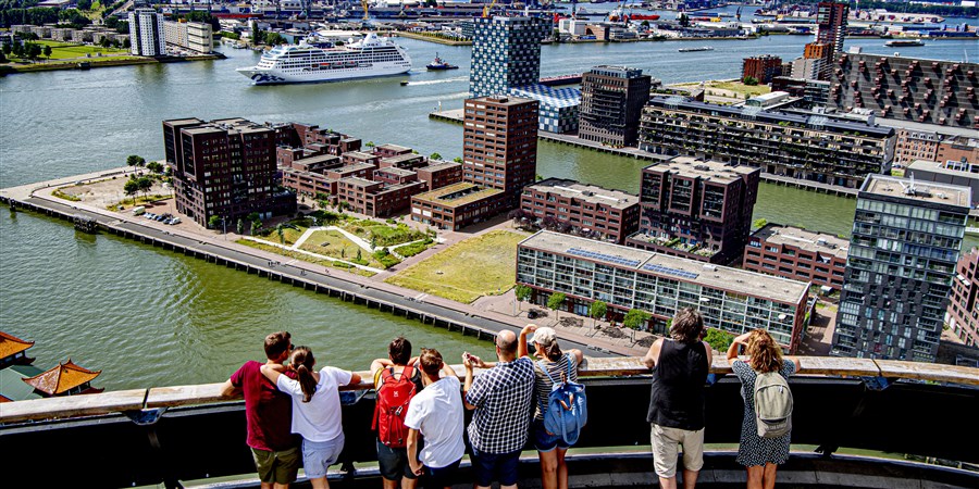 Cruiseschip arriveert in de haven van Rotterdam