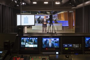 CBS-hoofdeconoom Peter Hein van Mulligen in een lege studio