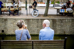  De Heerlense vestiging van CBS, met op de voorgrond een bord met het CBS-logo en de tekst "Centraal Bureau voor de Statistiek".