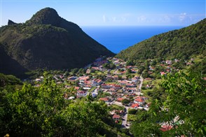 Zicht vanaf de bergen op dorp op Saba,  Caribisch Nederland
