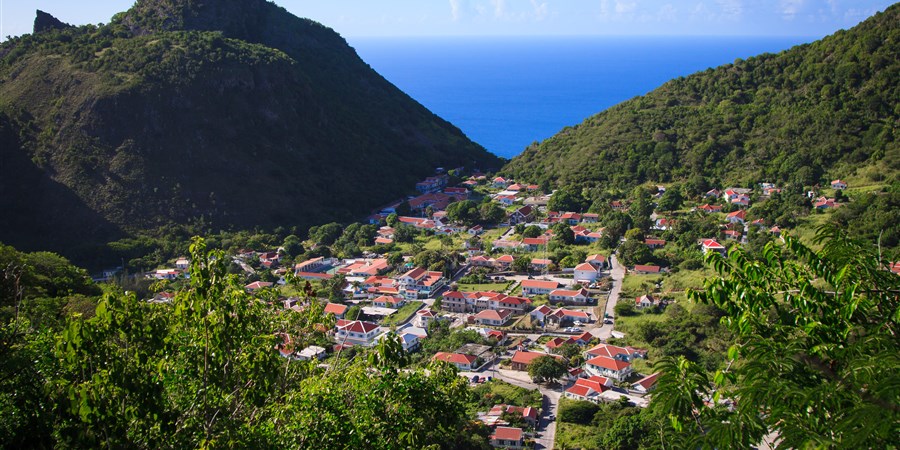 Zicht vanaf de bergen op dorp op Saba,  Caribisch Nederland